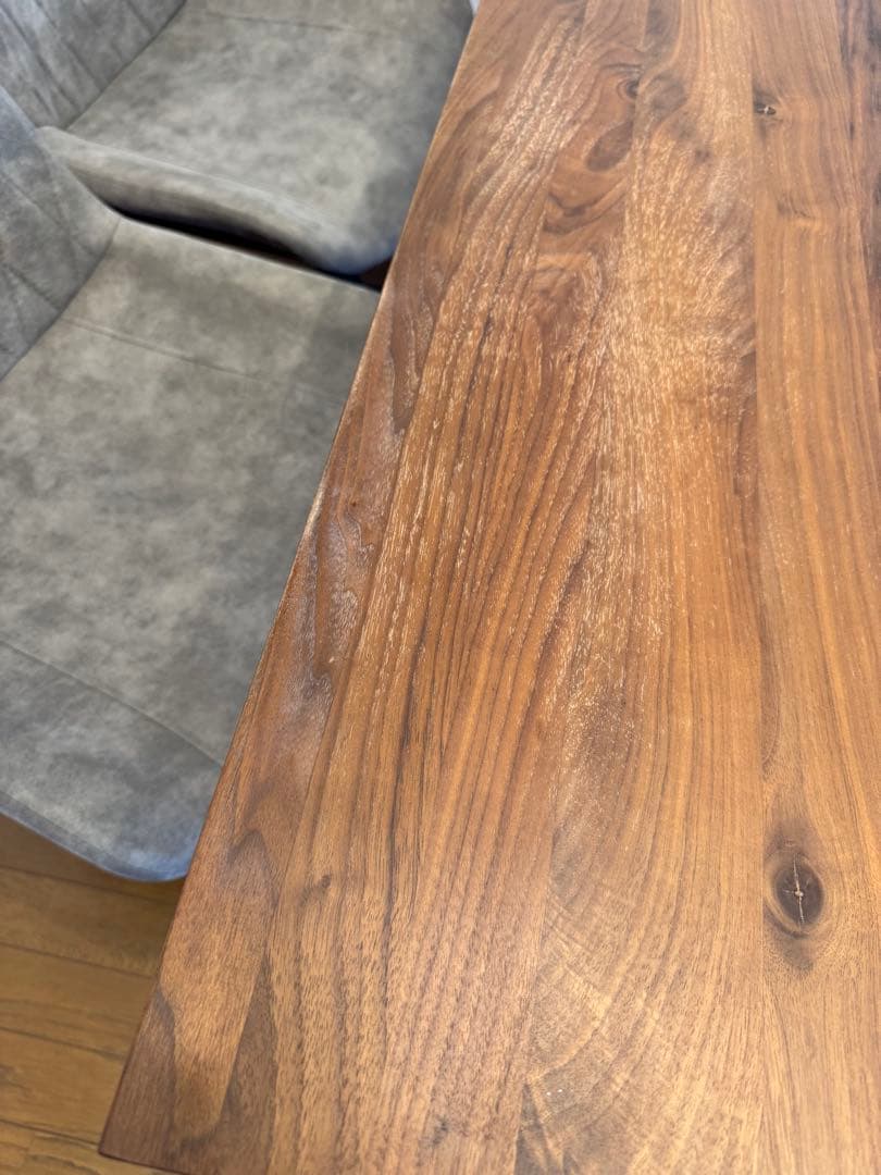 ブラウン木製ダイニングテーブルとチェアセット