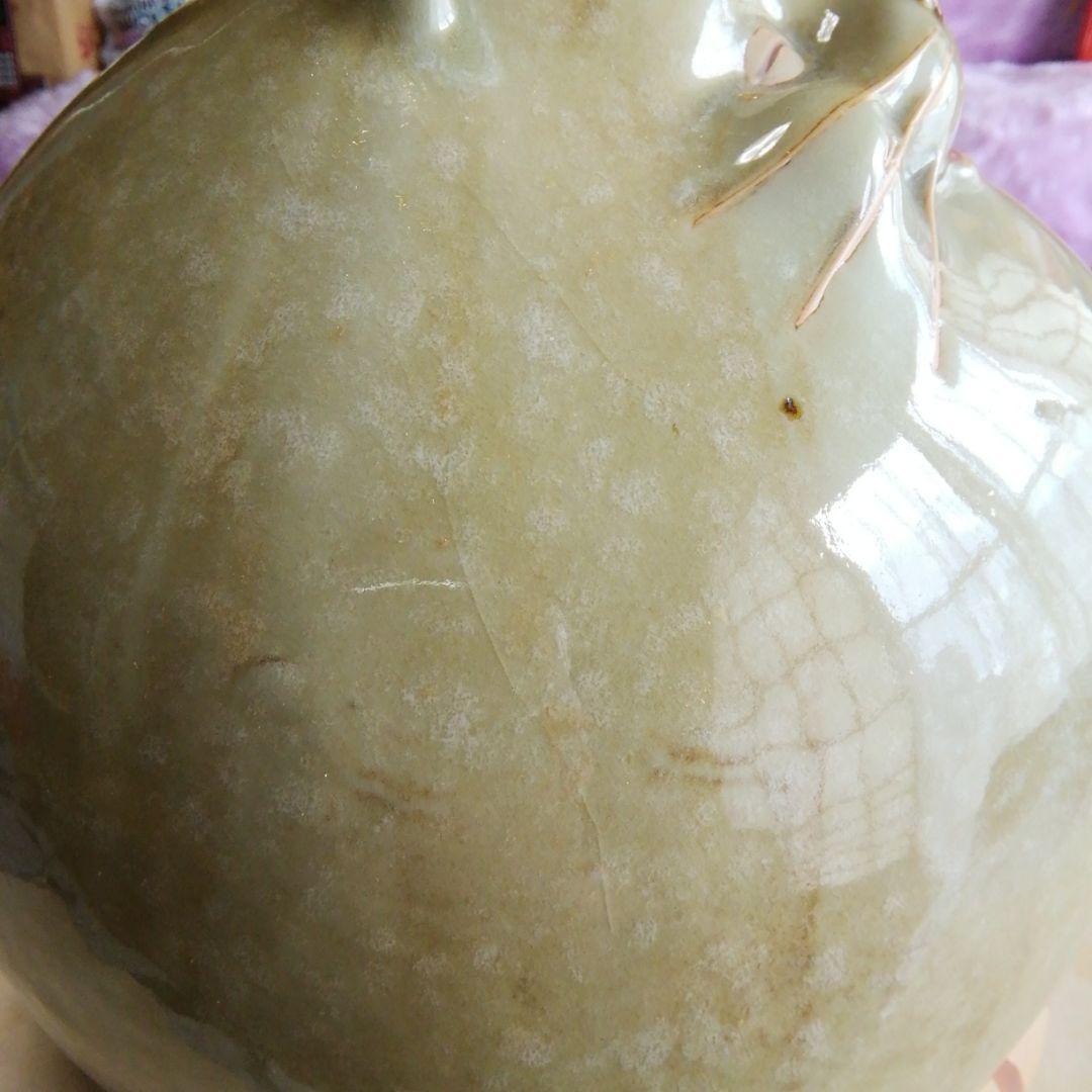 陶器のネコの置物。