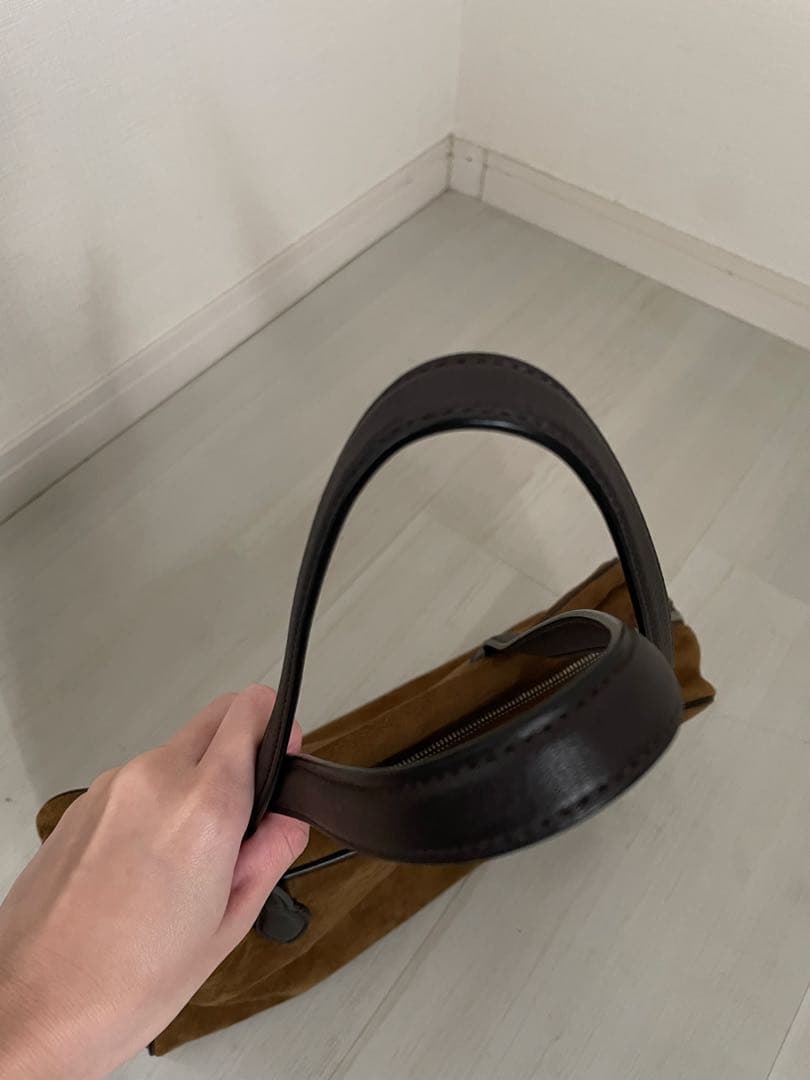 TOUT Y ESTトゥティエ ブラウン スエード SAC LOQUET