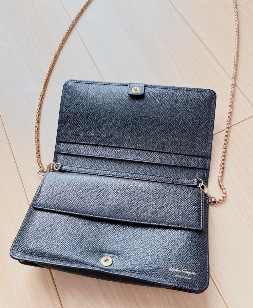 Salvatore Ferragamo フェラガモ チェーンウォレット