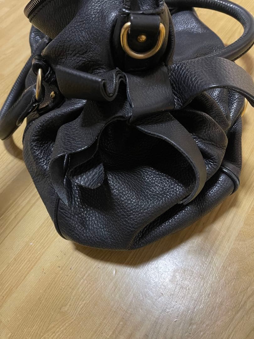 MIU MIU ブラックレザー ハンドバッグ　ゴールド