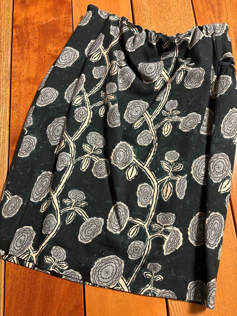 minä perhonen giardinoひざ丈スカート