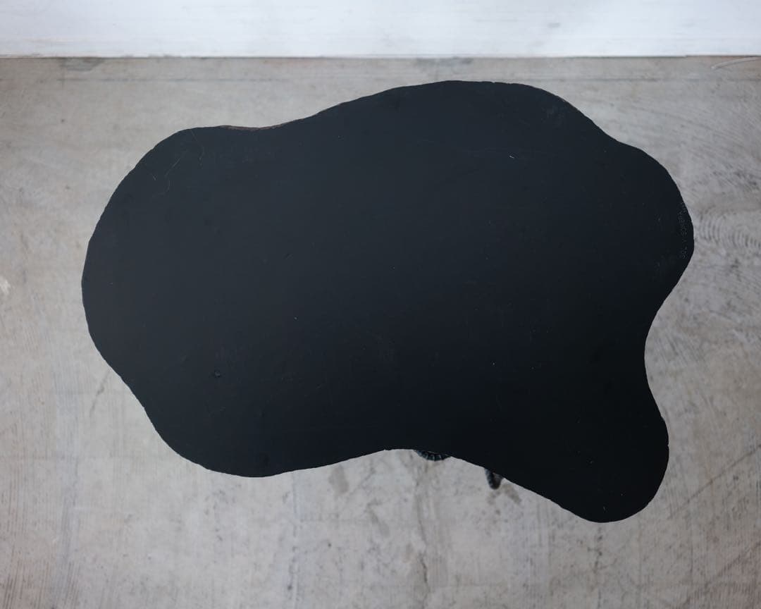 アーティスティックな黒いサイドテーブル