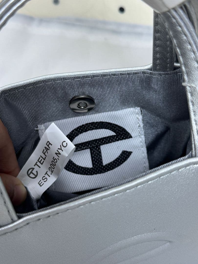 TELFARシルバー 合成皮革 ショルダーバッグ ロゴ入り