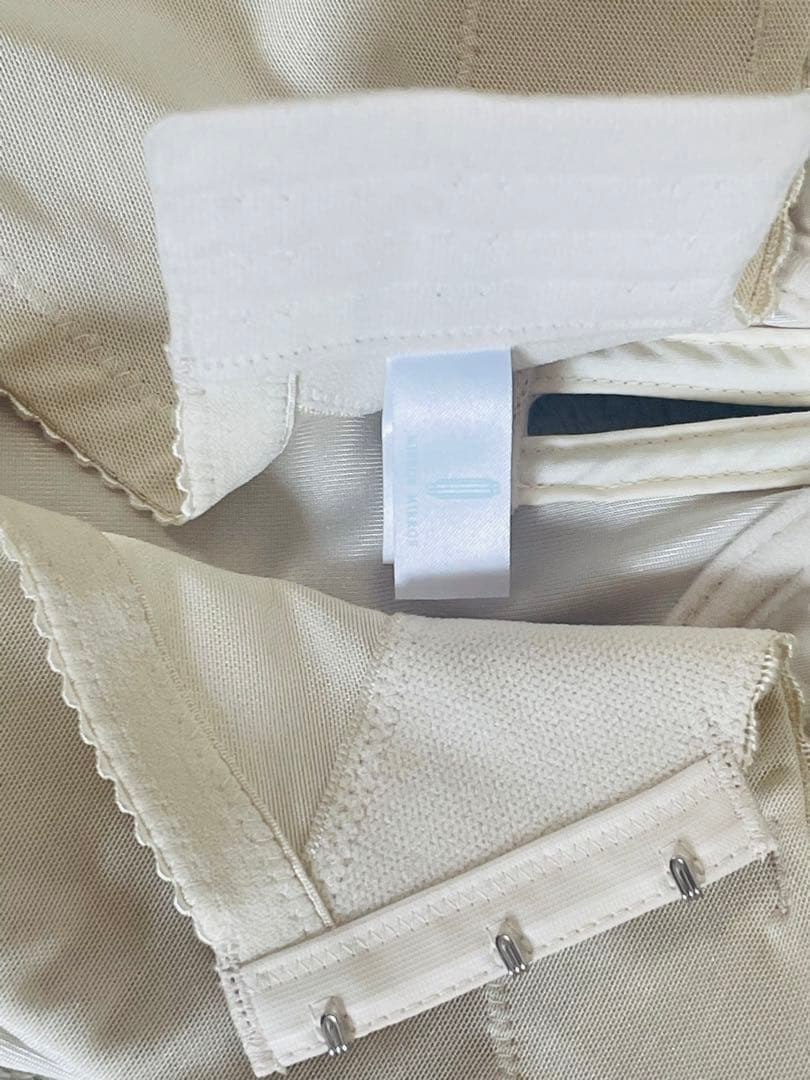 ＜最終値下げ！＞【美品】ブライダルインナー　バックレスビスチェ（F70）