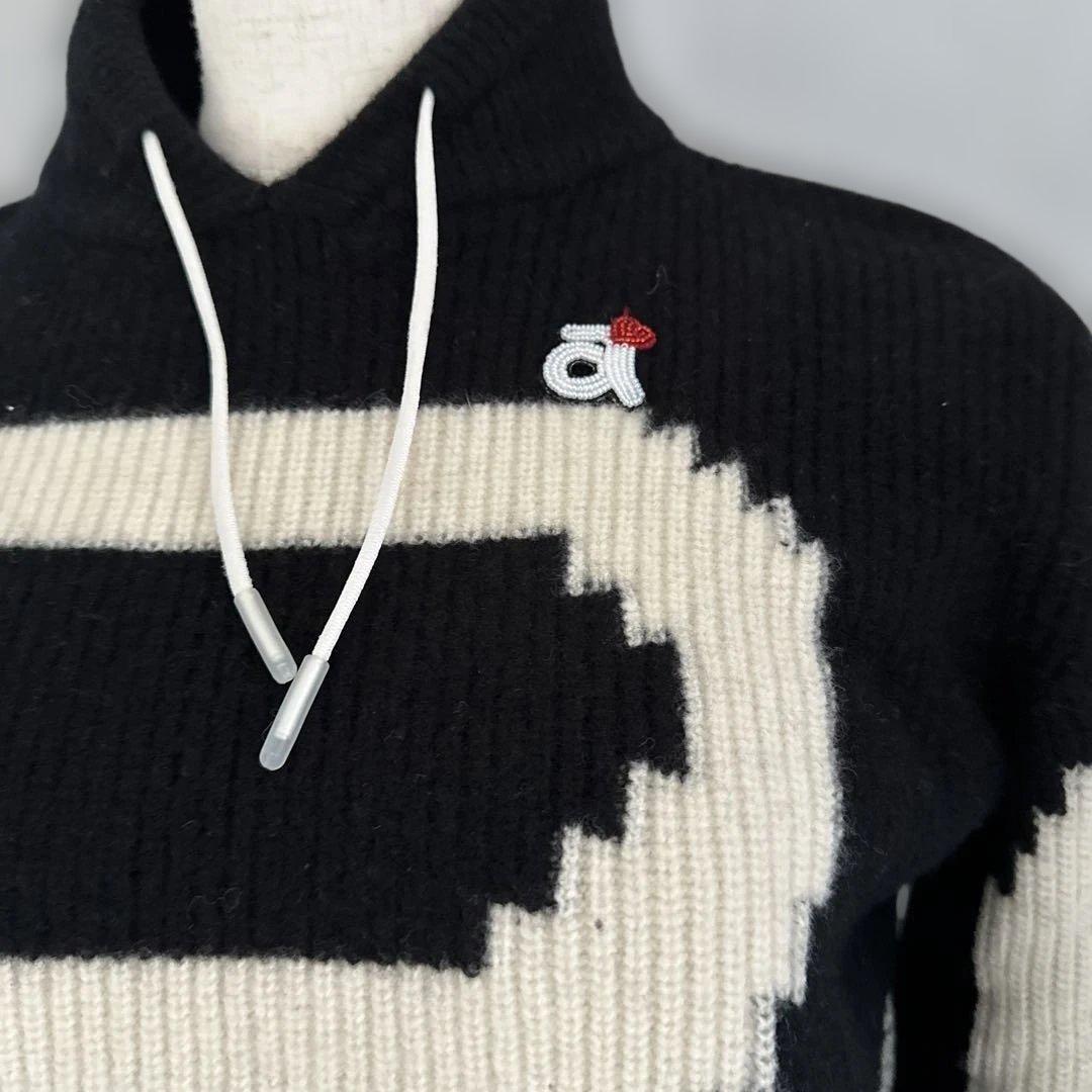 フード付きクロップドセーター 黒と白