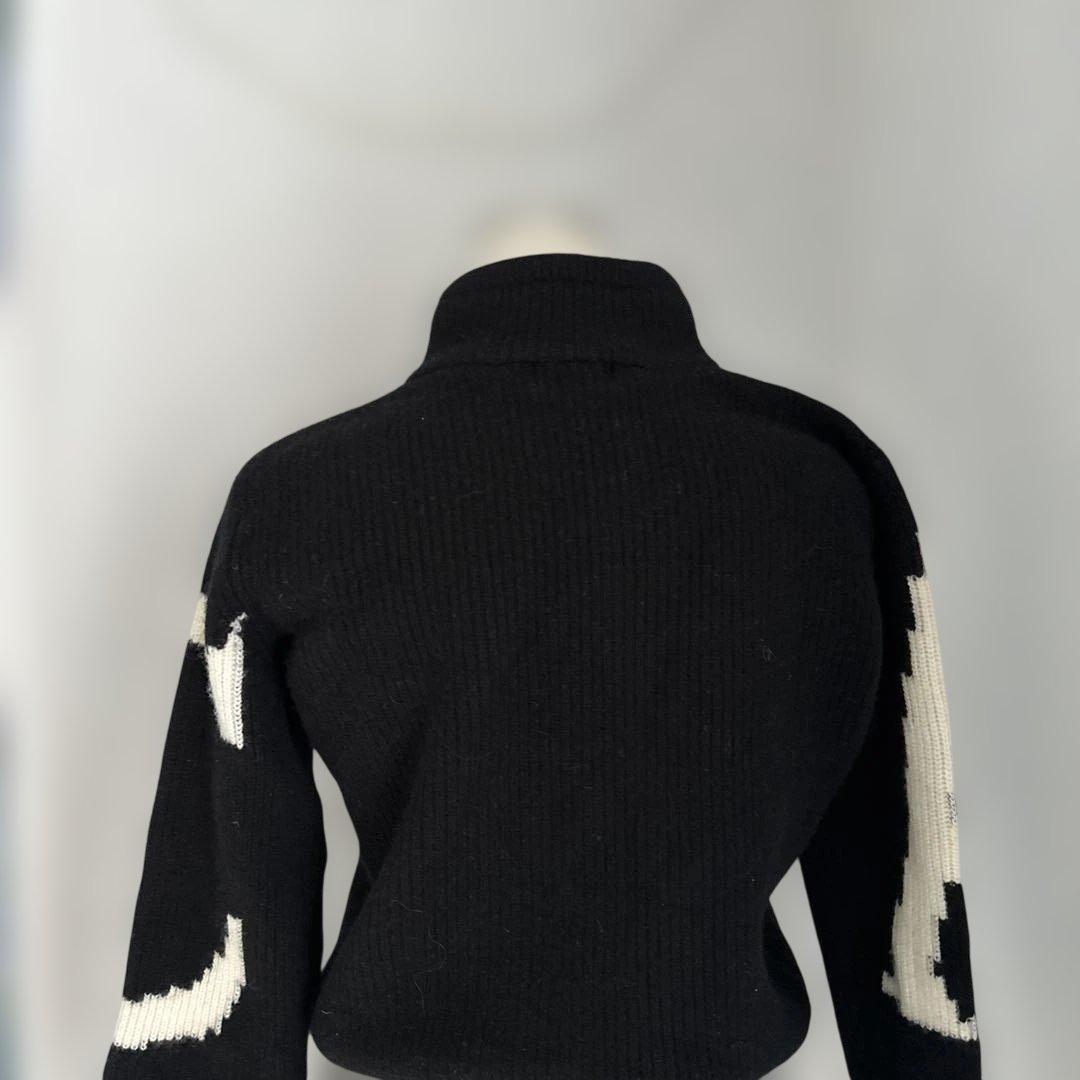 フード付きクロップドセーター 黒と白