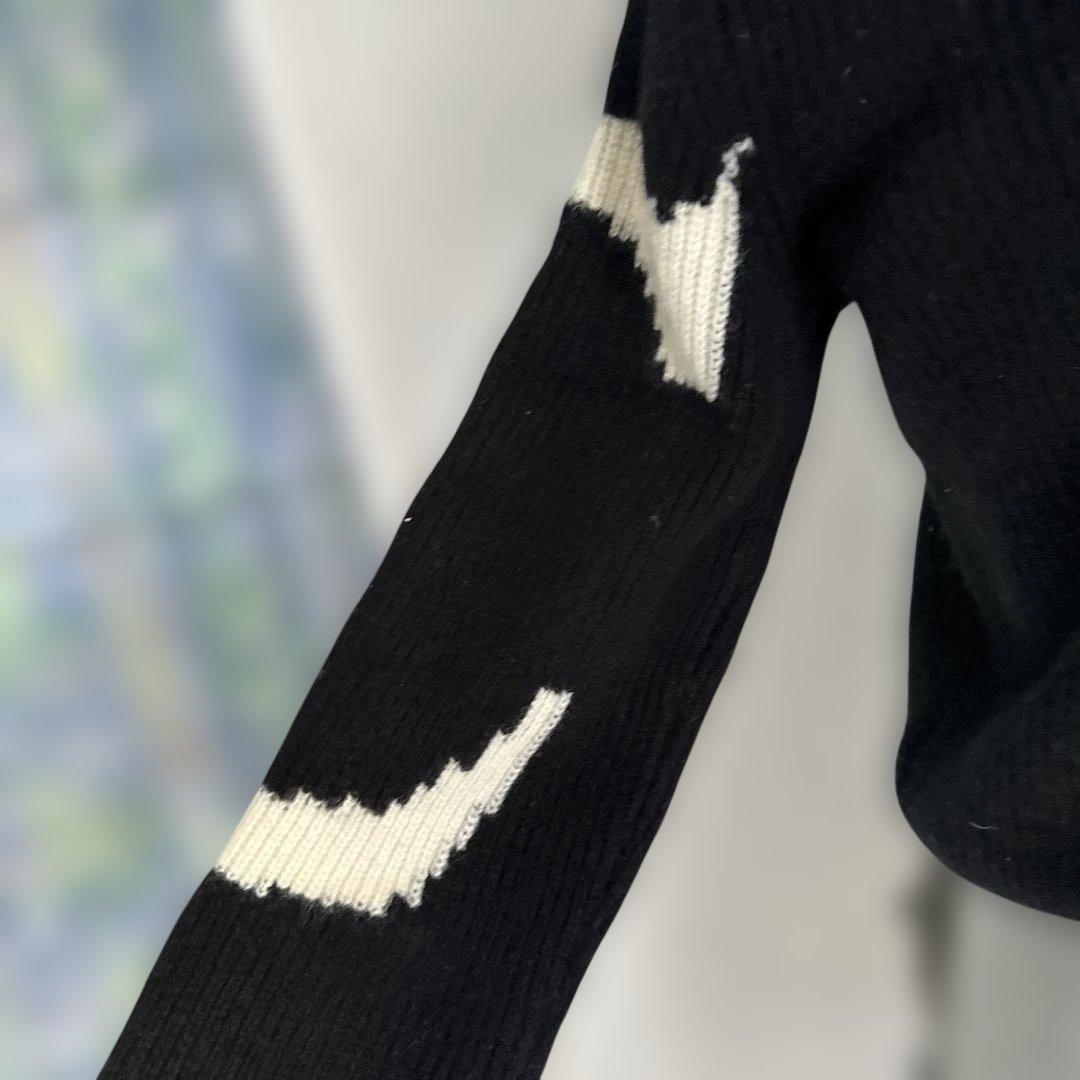 フード付きクロップドセーター 黒と白