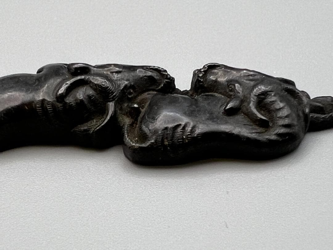 【海】江戸明治金工　二疋牛図　金目　手彫　目貫一体　銅製鍍金　骨董品　専用箱付