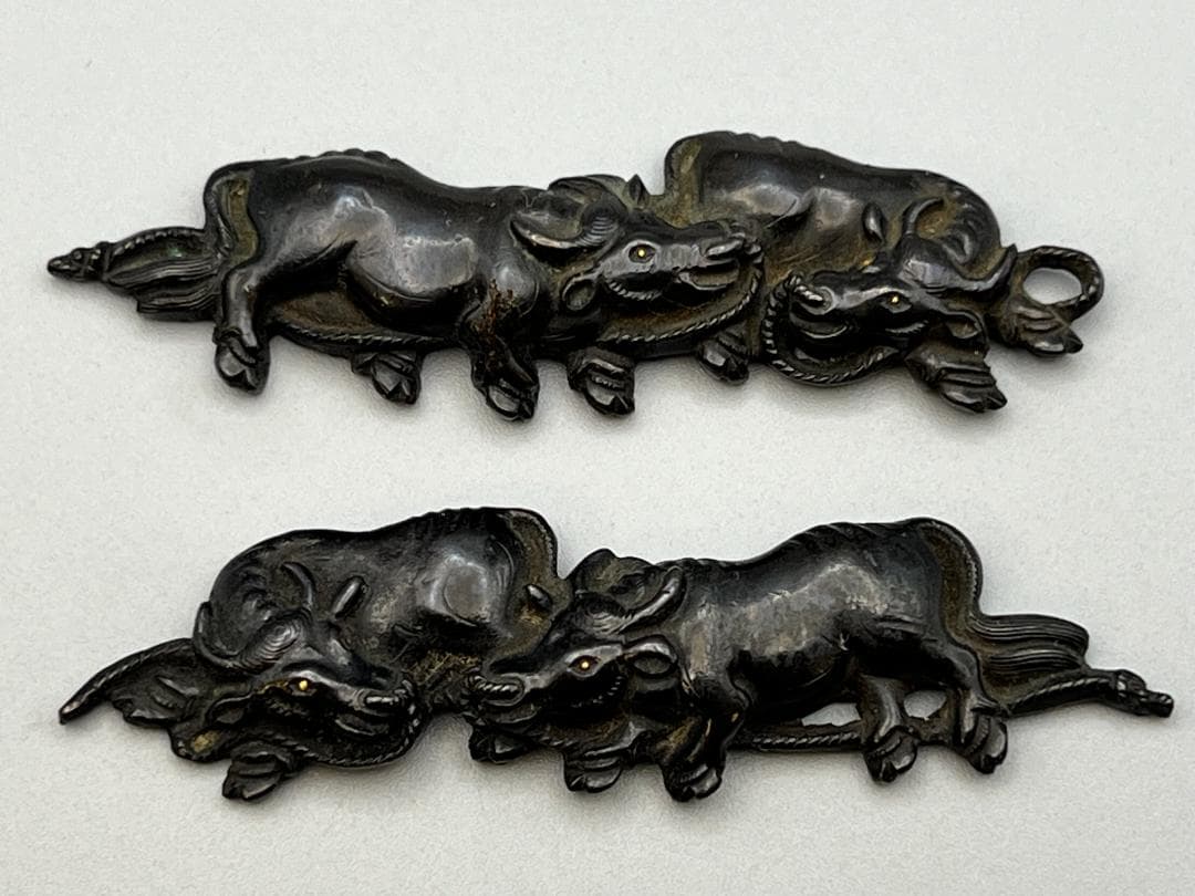 【海】江戸明治金工　二疋牛図　金目　手彫　目貫一体　銅製鍍金　骨董品　専用箱付