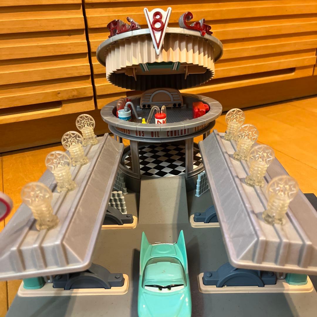 マテル　カーズ　フローのV8カフェギミック付きプレイセットフロー1台付き