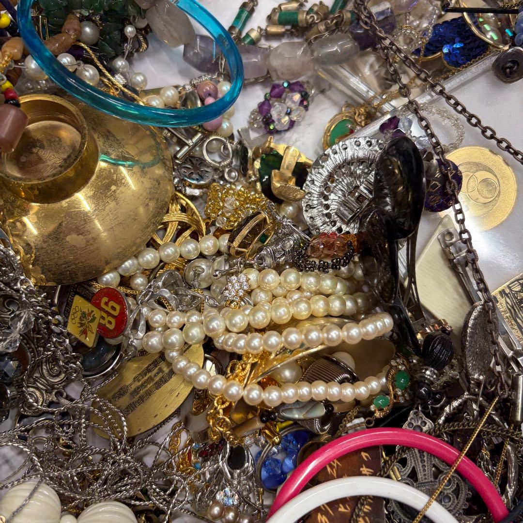 3.6キロ❗️ アクセサリー　まとめ売り　ジャンク　イミテーションアクセサリー