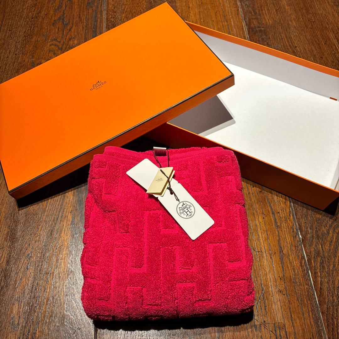 HERMES 赤 バスタオル 55×96センチ　箱付き HERMES エルメス ゲスト タオル ステアーズ オランジュ・フー 名入れ代