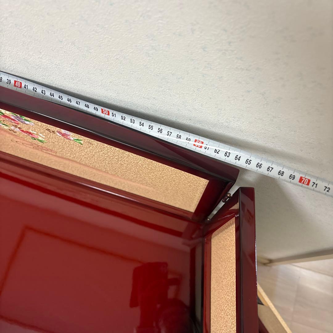 赤い花柄木製雛人形飾り台 花柄屏風2枚付き