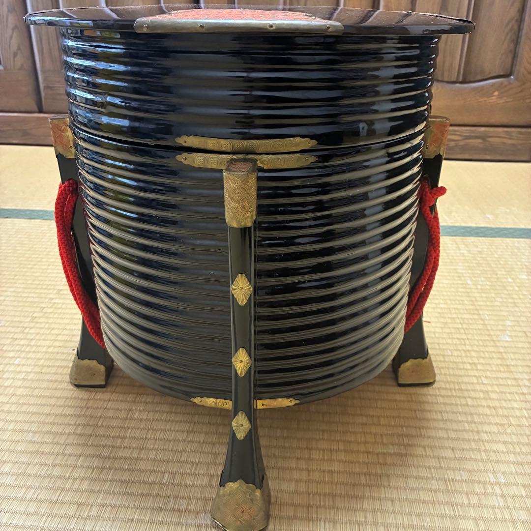 漆器　行器　外居　円筒型　4本脚　蓋付き　年代物アンティーク品　餅まき用　木箱付