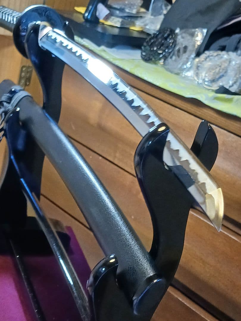 居合刀脇差し、肥後拵え　本木、 黒サメ、柄巻き.黒合皮革、 箱互の目直刃二重刃文