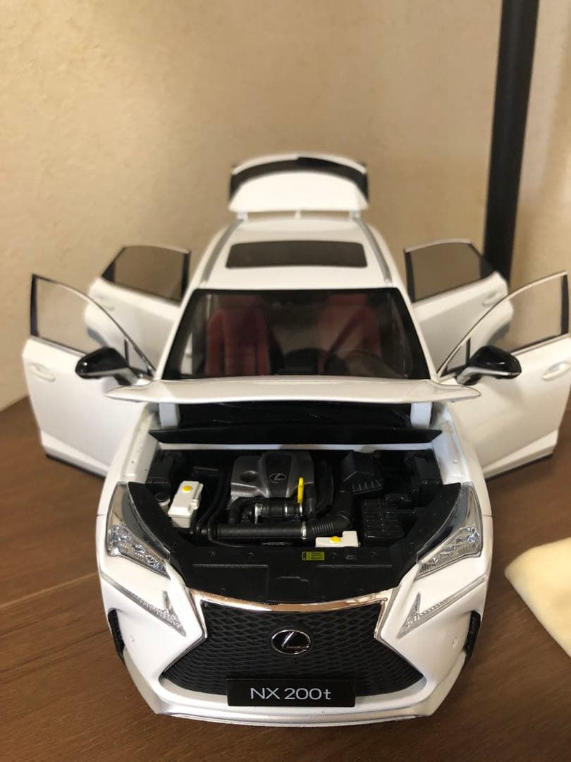 レクサス NX 200t ミニカー ホワイト　1/18 2015