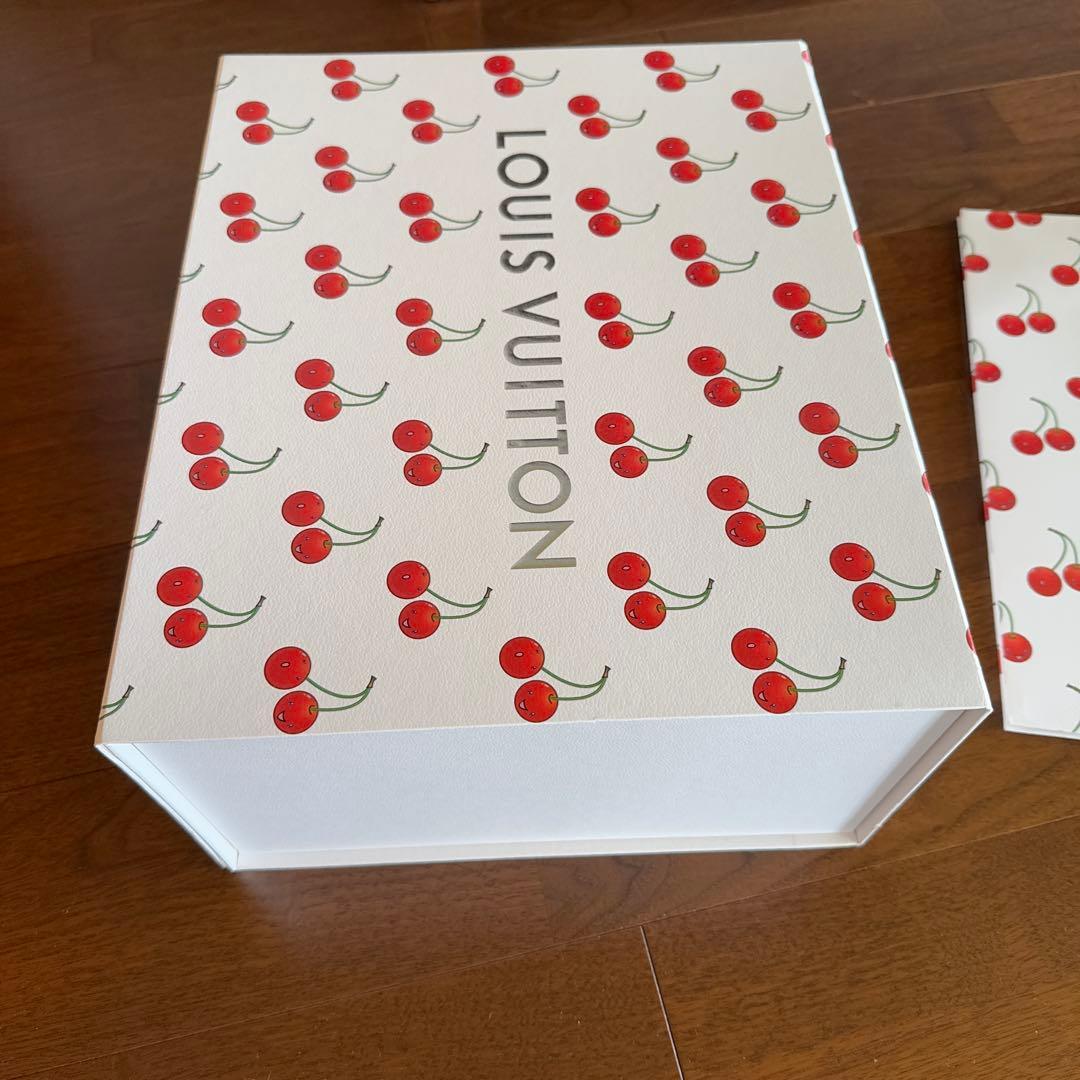 LVチェリー柄ショップ袋1枚、チェリー柄ダンボール1点、包装用紐1