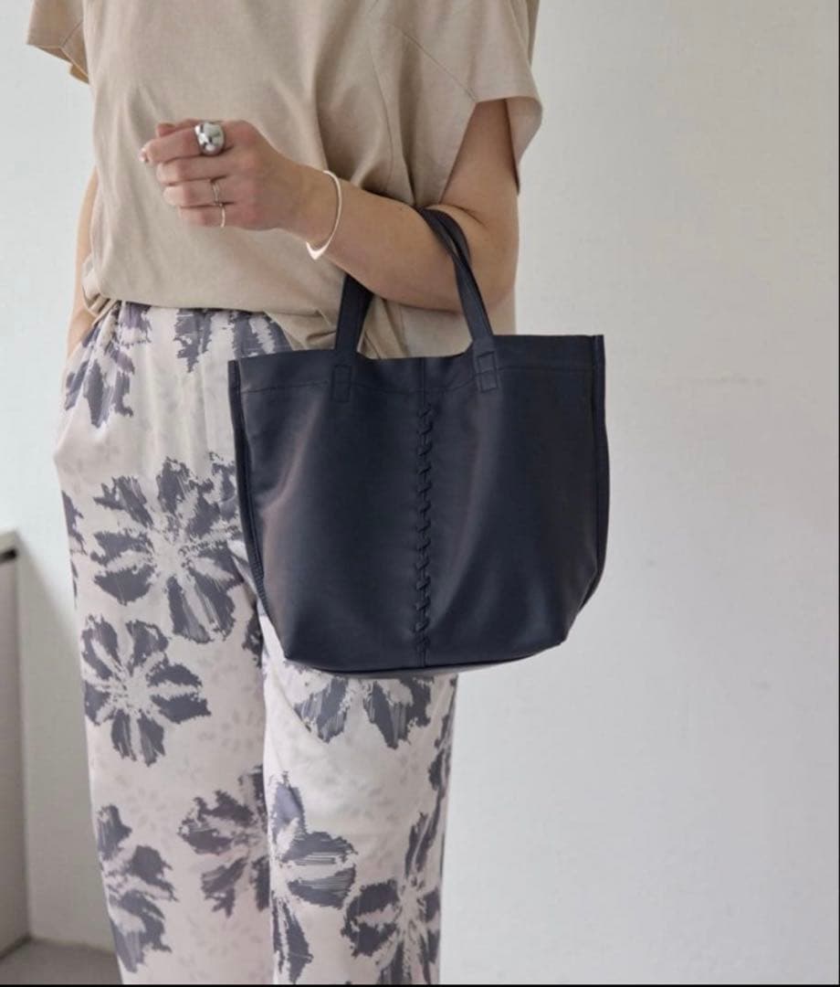 イアパピヨネ センターポイントトートバッグ S《牛革/2way/軽量》ネイビー