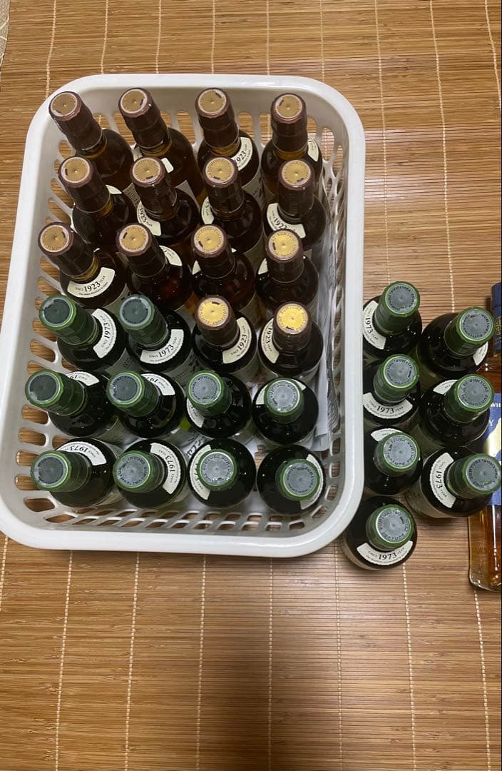 サントリー山崎ミニボトル10本、白州ミニボトル25本、合計35本セットです