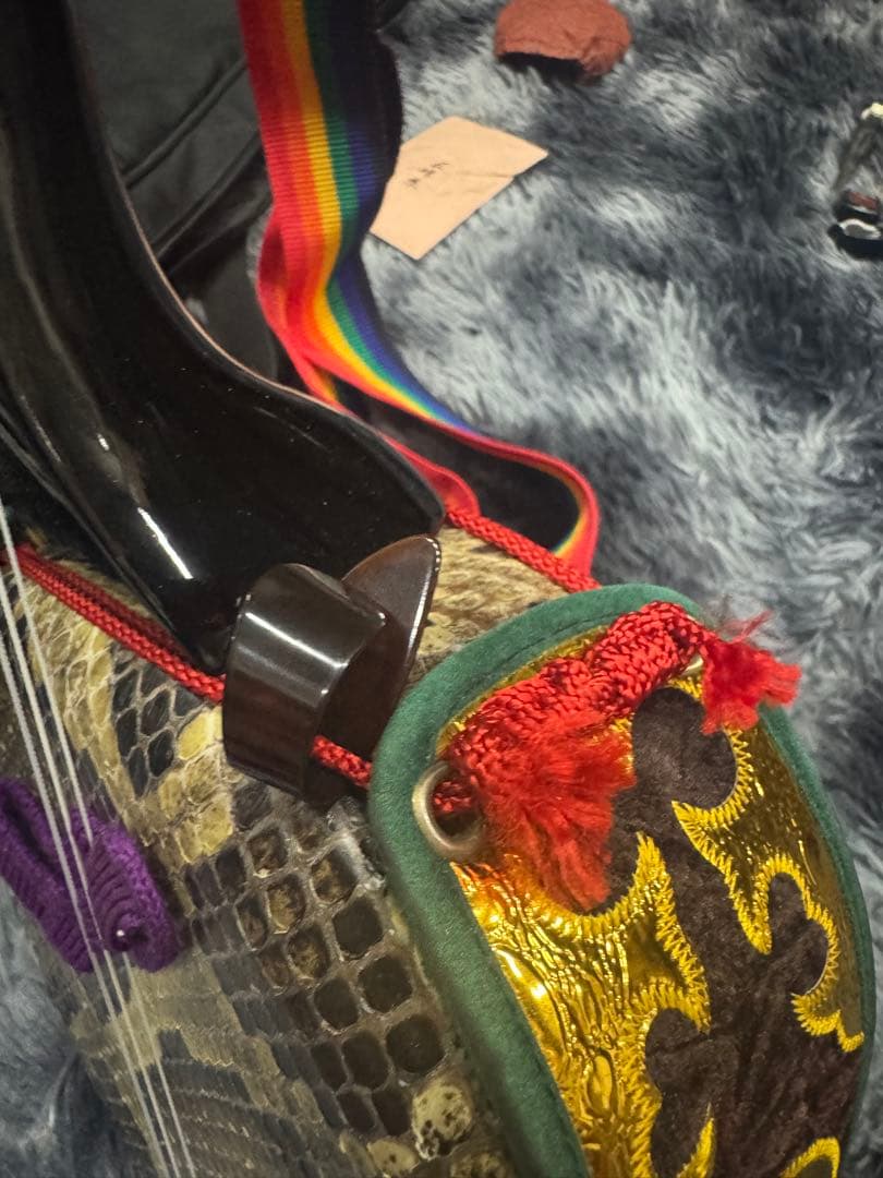 【極美品】沖縄 三線 本蛇革 強化張り 黒塗り棹 蛇皮 ケース 爪 調子笛