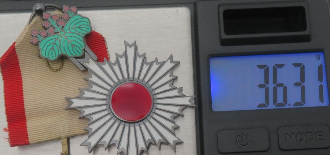 1059、勳六等単光旭日章 メダル 徽章 勲章 記章 1点 - メルカリ