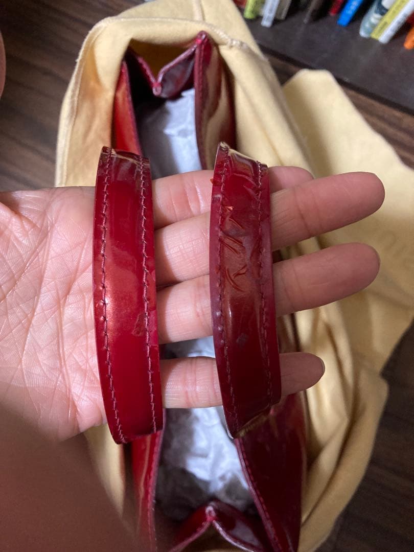 ルィヴィトン　赤 ハンドバッグ ロゴ入り