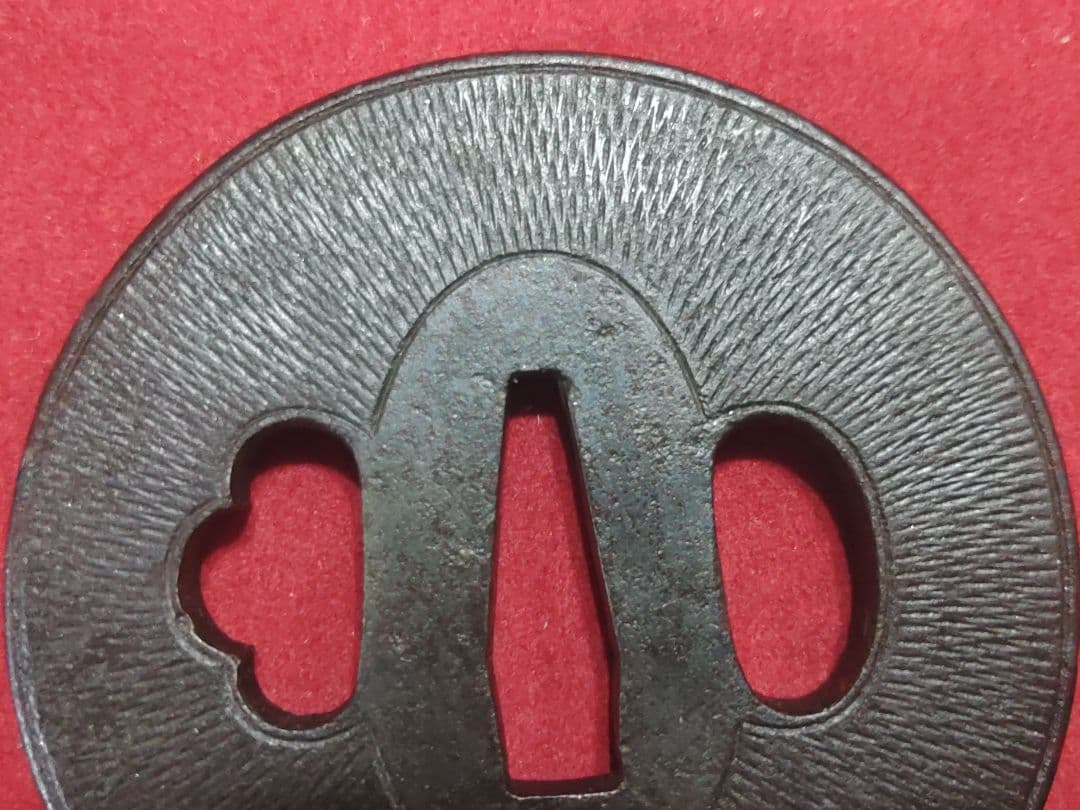 円形鍔　毛彫り　覆輪？　武具　ツバ　かわいい鍔　厚手つば　鉄製　刀装具