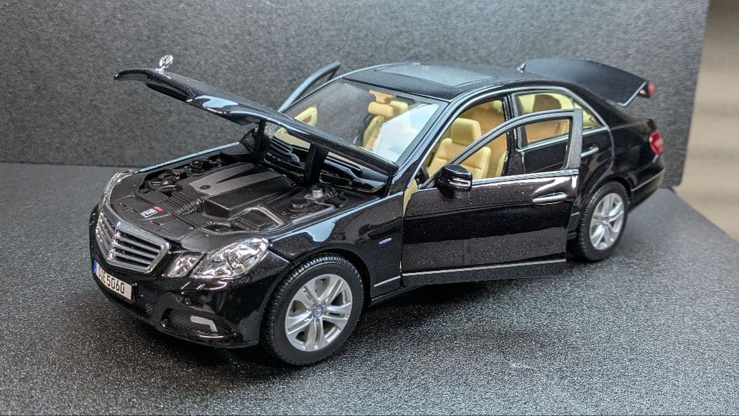 マイスト　maisto　1/18　メルセデスベンツ　Eクラス E-klass