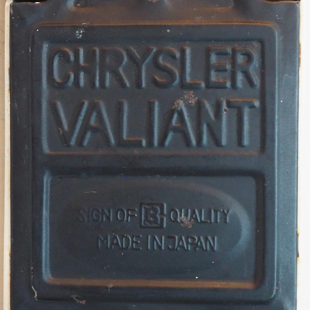 萬代屋【クライスラー バリアント セダン白】ブリキtin toy car【箱無】