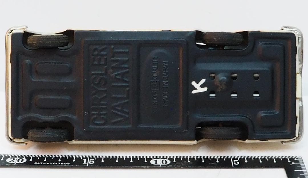 萬代屋【クライスラー バリアント セダン白】ブリキtin toy car【箱無】