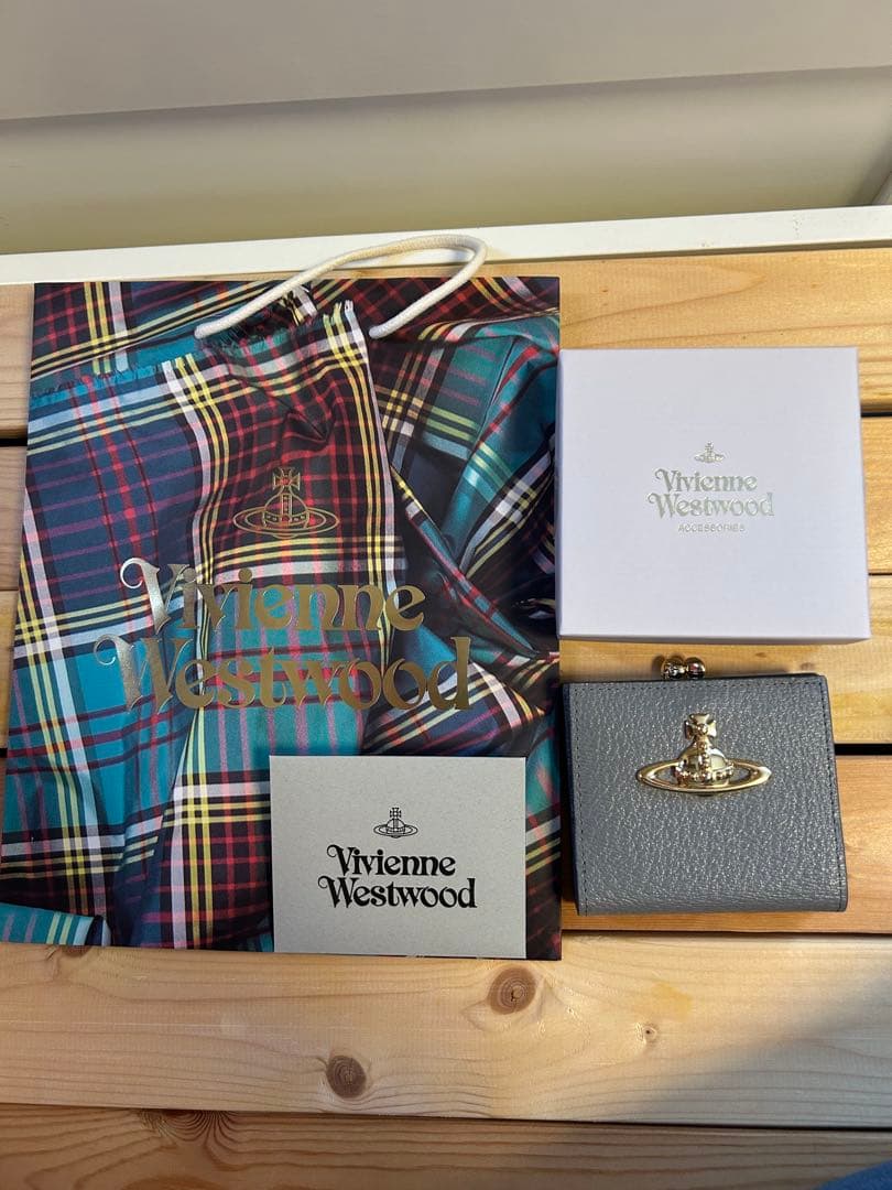 ヴィヴィアンウエストウッド EXECUTIVE 口金二つ折りミニ財布 グレー ヴィヴィアンウエストウッド EXECUTIVE 口金二つ折りミニ財布 グレー