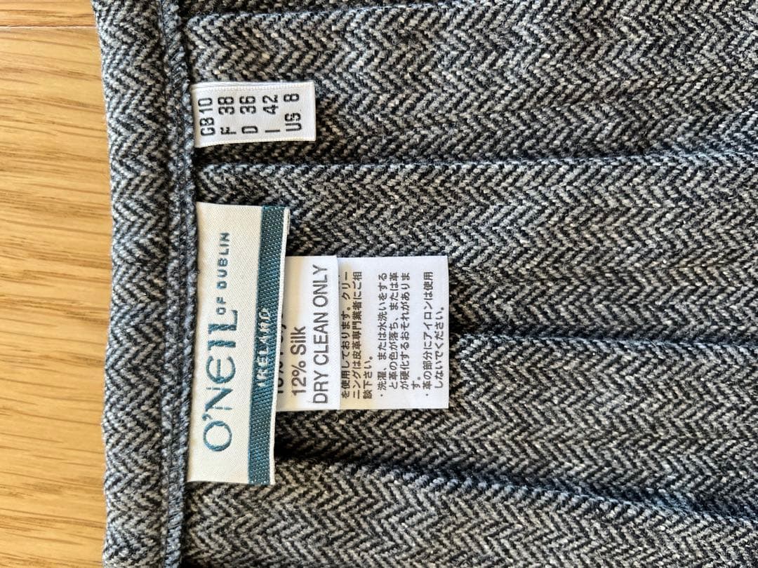 【O'NEIL of DUBLIN】グレー プリーツスカート バックル付き