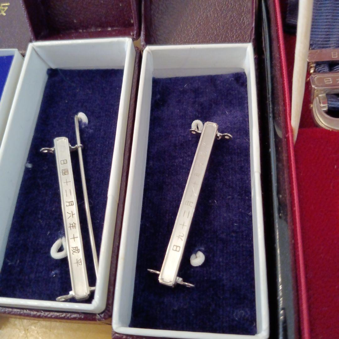 激レア 極美品】紺綬褒章 追加飾版 4個付き 褒章 勲章 徽章 - メルカリ