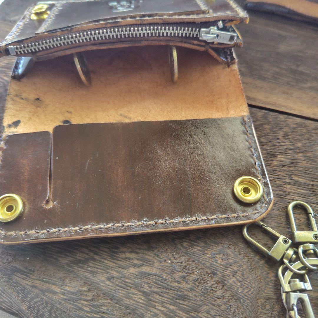 ミドルサイズ トラッカーウォレット 茶色×バラのカービング