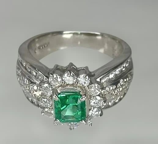 エメラルド 0.69㌌ダイヤ0.82㌌プラチナ枠900 重10.6g 11号鑑別