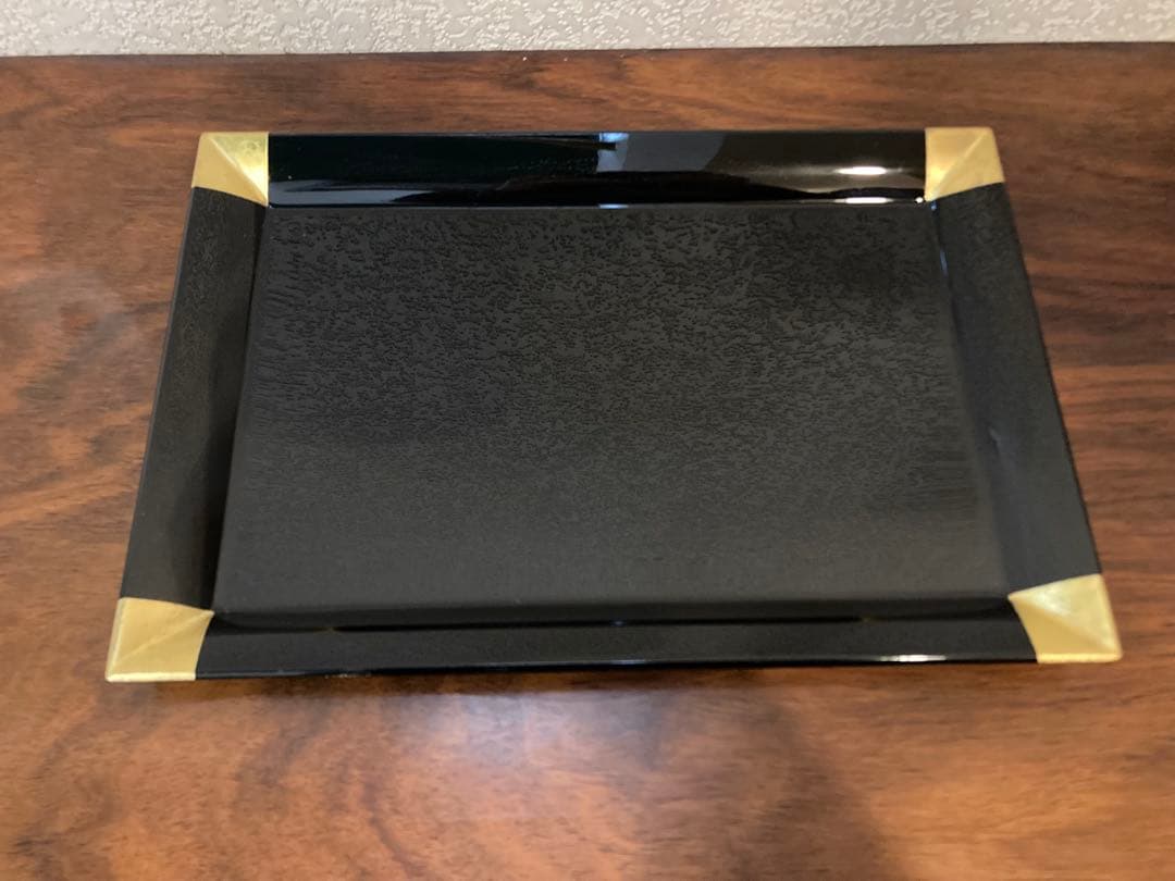 山田平安堂　黒い漆器の長方形盆 金の角付き
