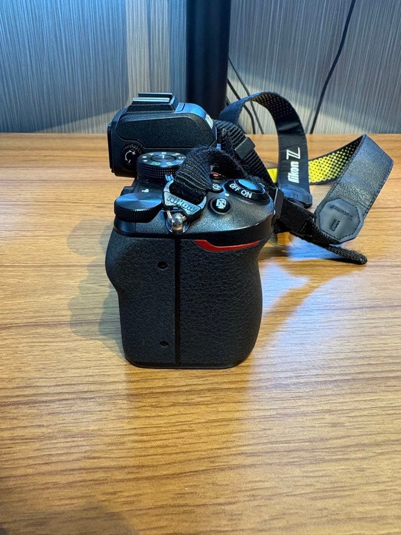 Nikon Z50 ボディ 充電器・バッテリー2個・ストロボ・ミニ三脚つき