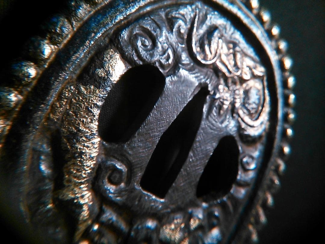 【 鉄地南蛮鍔 】　雲龍図　江戸初期　肥前長崎