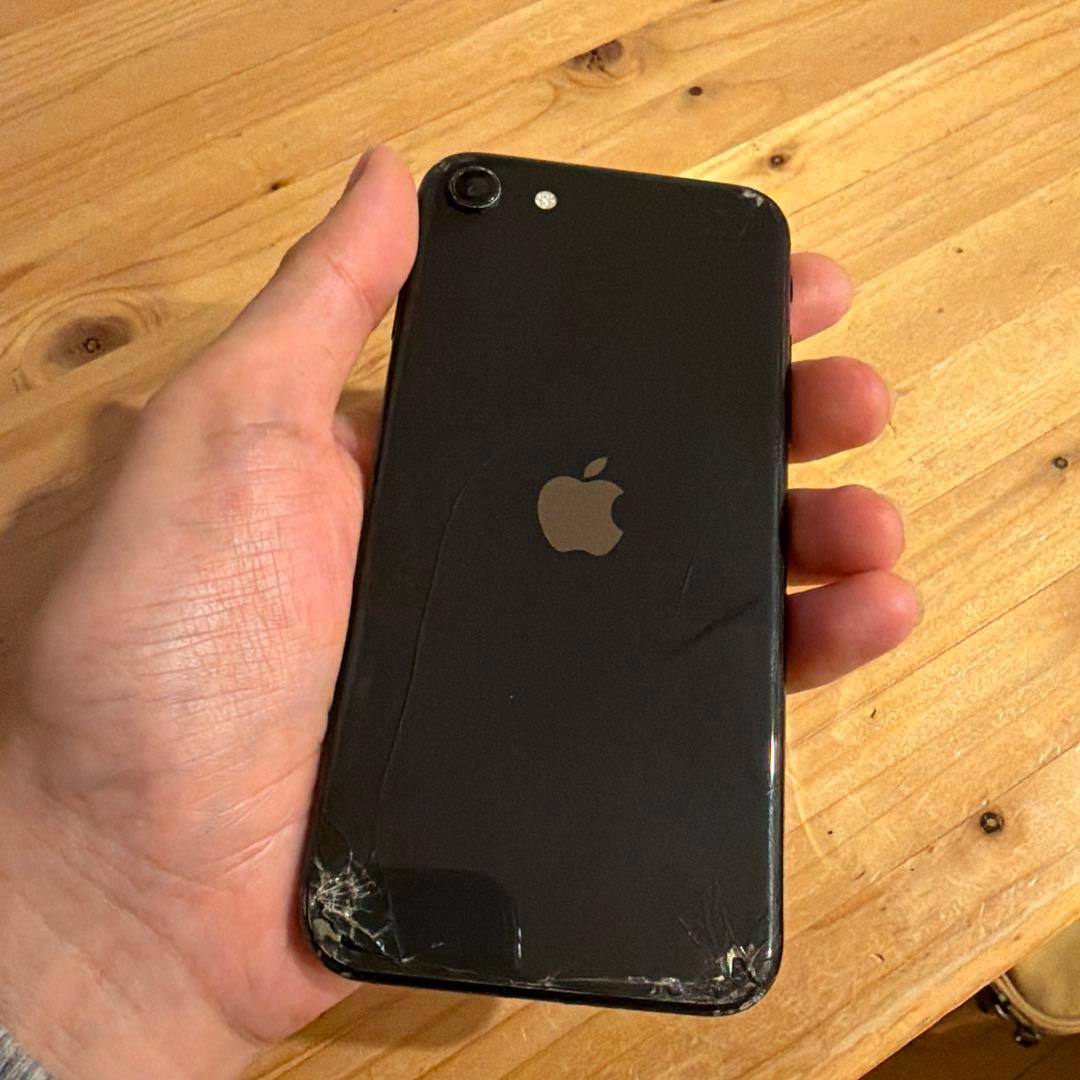 iPhone SE2 ブラック 画面ひび割れあり - メルカリ