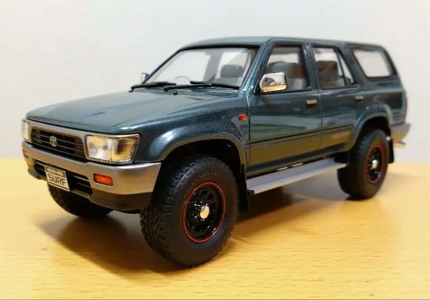 アオシマ1/24トヨタ・ハイラックスサーフプラモデル完成品