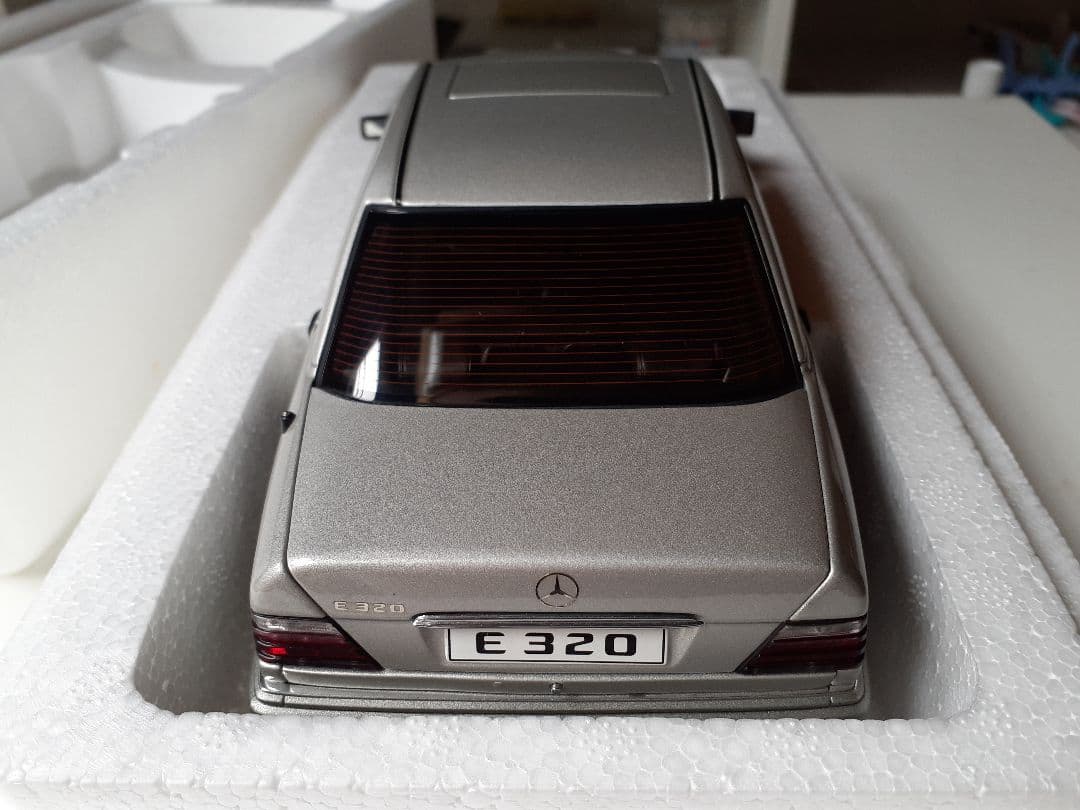 絶版　オートアート　メルセデス・ベンツ　E320　1/18