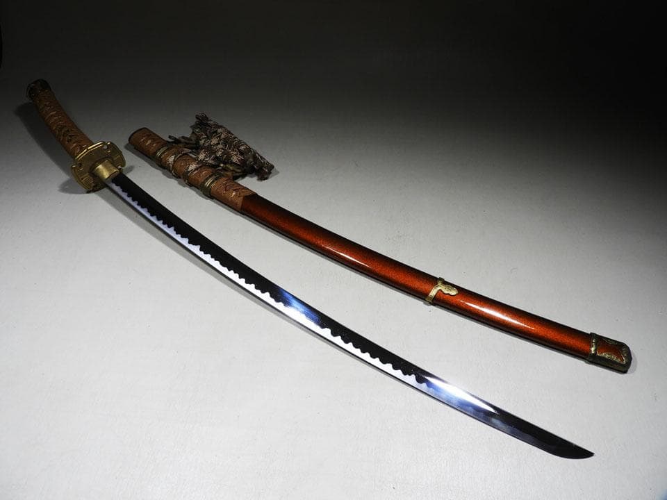 ●模造刀 金梨地 弦葉紋蒔絵糸巻太刀拵 大和刀 湾れ刃 リアル コスプレにも