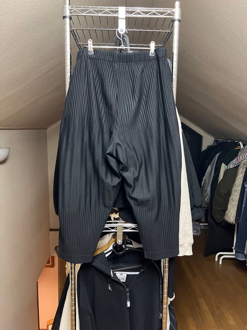 イッセイミヤケ ブラック プリーツ加工 サルエルパンツ サイズ:3