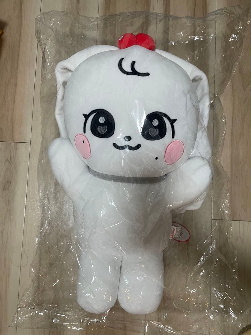 IVE MINIVE メガクッション CHERRY(チェリー) ウォニョン