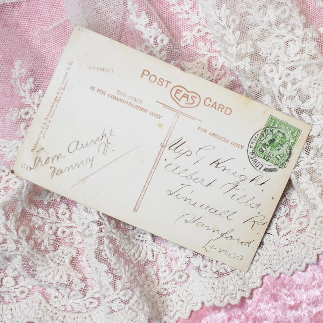 *アンティークポストカード　クリスマスにピアノを演奏する美しい少女とママ2