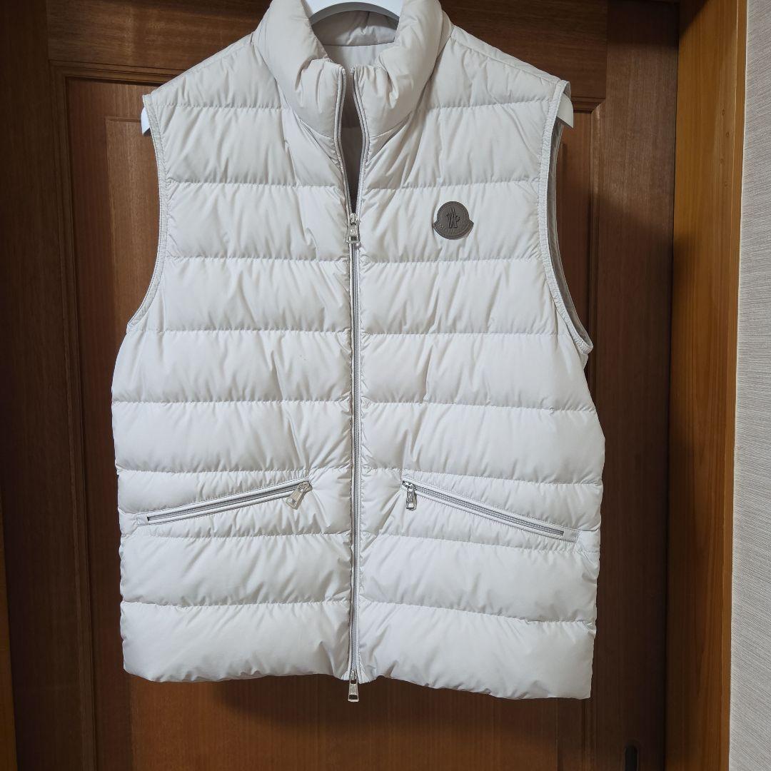 MONCLER ホワイト ダウンベスト ハンガー付けます。