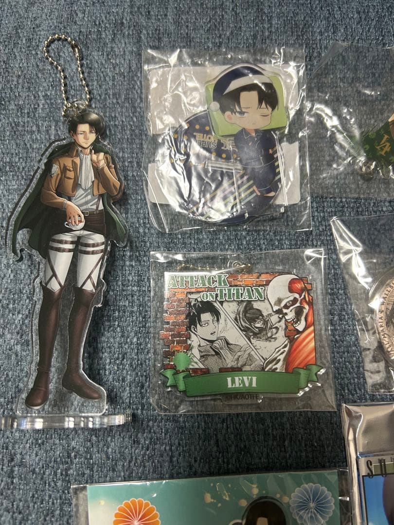 豪華 レア！進撃の巨人 リヴァイ アクリルスタンド キーホルダー 缶バッジ