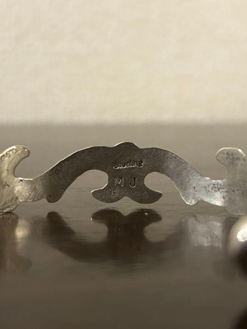 アクセサリー Vintage Navajo Sand Cast Bangle starring