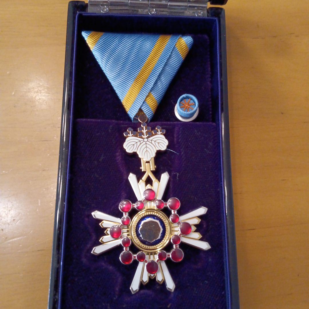 極美品】瑞宝双光章 H15制度改正後 新型 完品 本物保証 勲章 純銀製